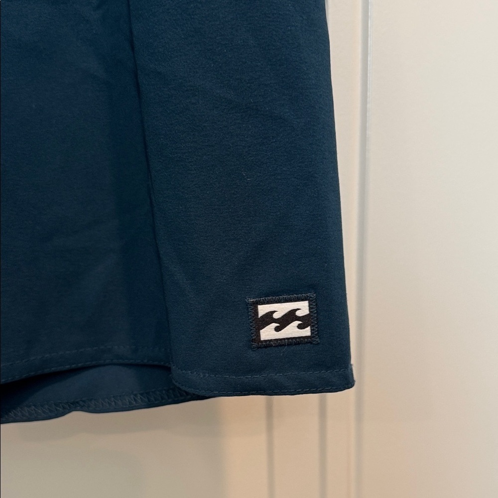 Billabong Men's Tropical Blue and Navy Board Shorts - Picture 4 of 6